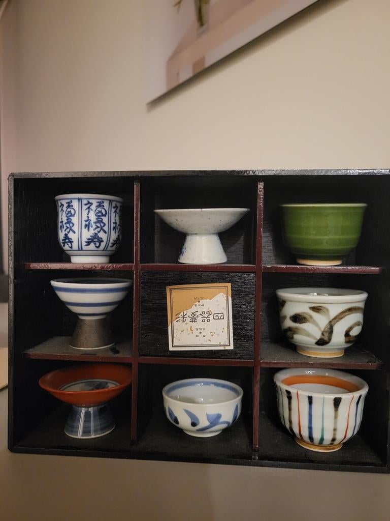 Set van 8 Japanse sake kommetjes in houten display, Ophalen