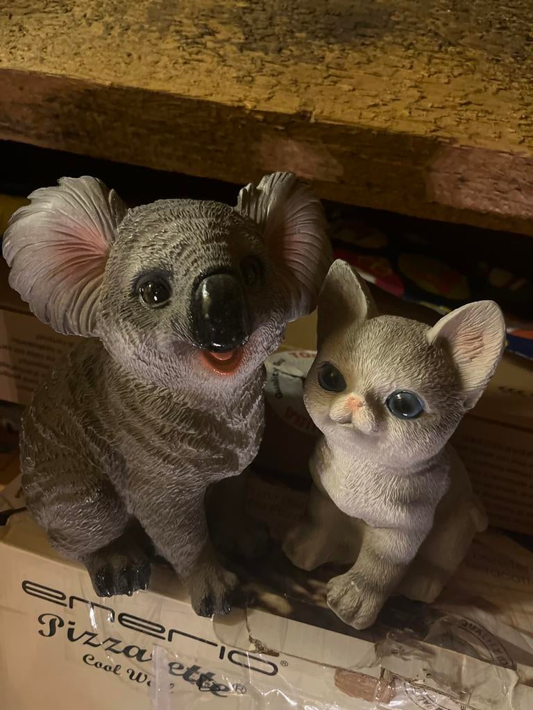 Beeldjes: koala en kat, Ophalen of Verzenden, Gebruikt, Dier