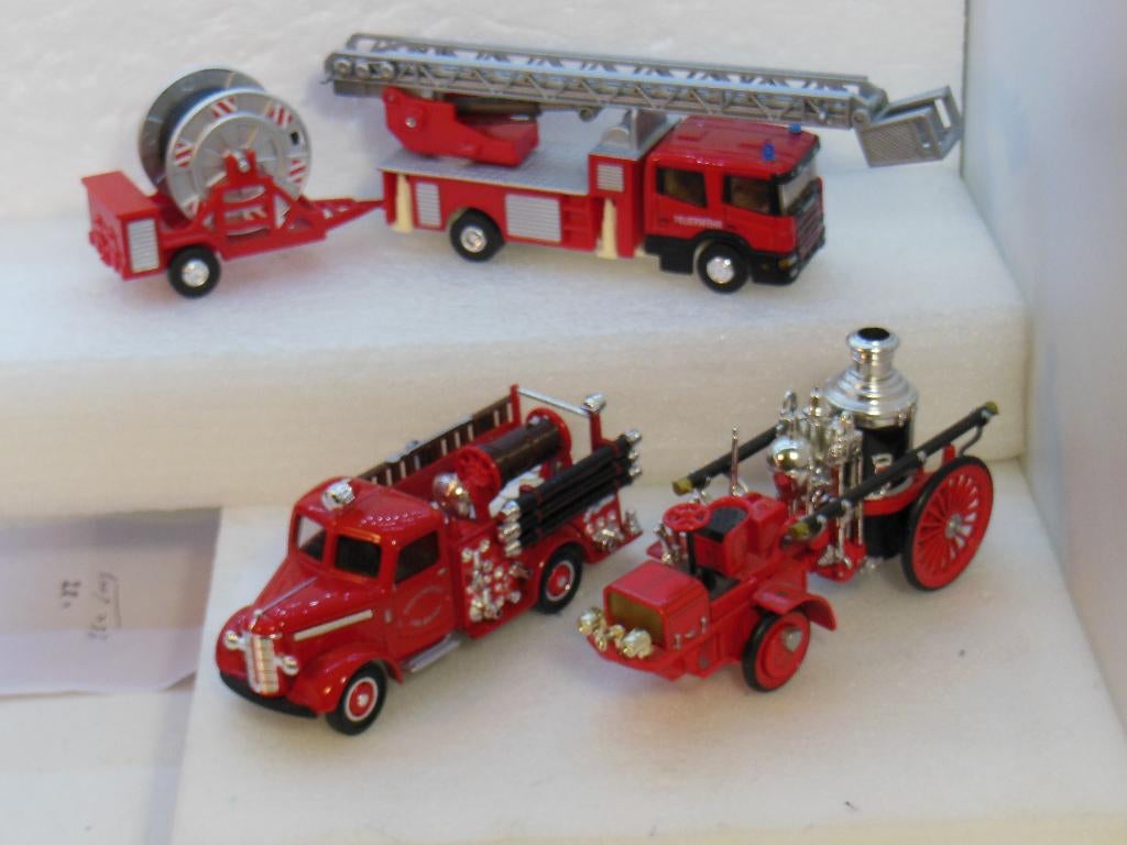 BRANDWEER -  2 oude  modellen  - 1:43 delPrado, Hobby en Vrije tijd, Modelauto's | 1:43, Zo goed als nieuw, Bus of Vrachtwagen