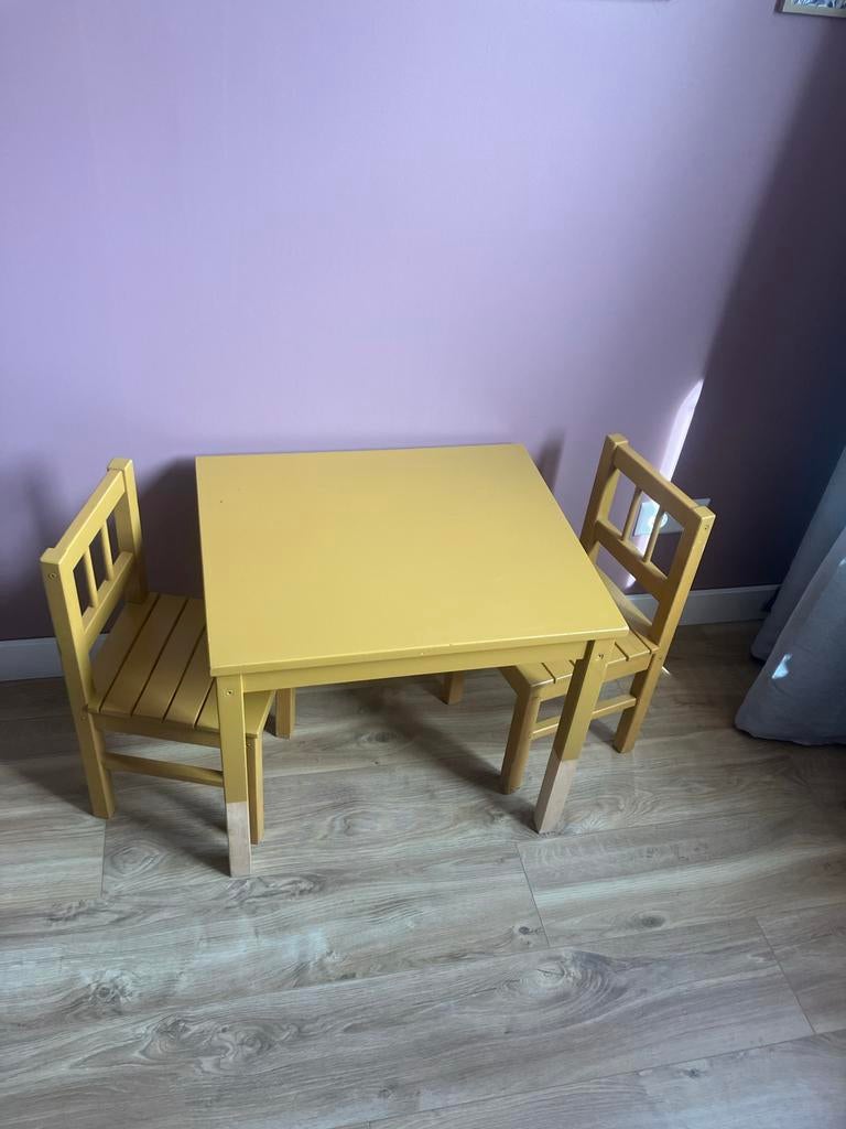 Kindertafel met twee stoeltjes, Kinderen en Baby's, Kinderkamer | Tafels en Stoelen, Ophalen, Gebruikt, Tafel(s) en Stoel(en)