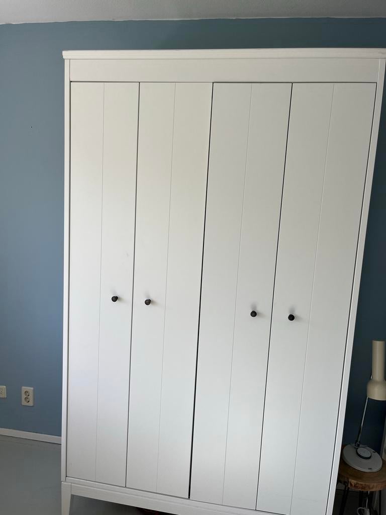 IKEA IDANÄS kledingkast met vier deuren en zwarte knoppen., Ophalen, Zo goed als nieuw