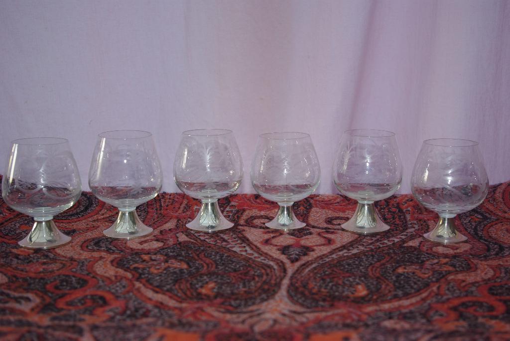 Glaasjes op zilveren voet, Verzamelen, Glas en Borrelglaasjes, Ophalen, Zo goed als nieuw, Borrel- of Shotglas