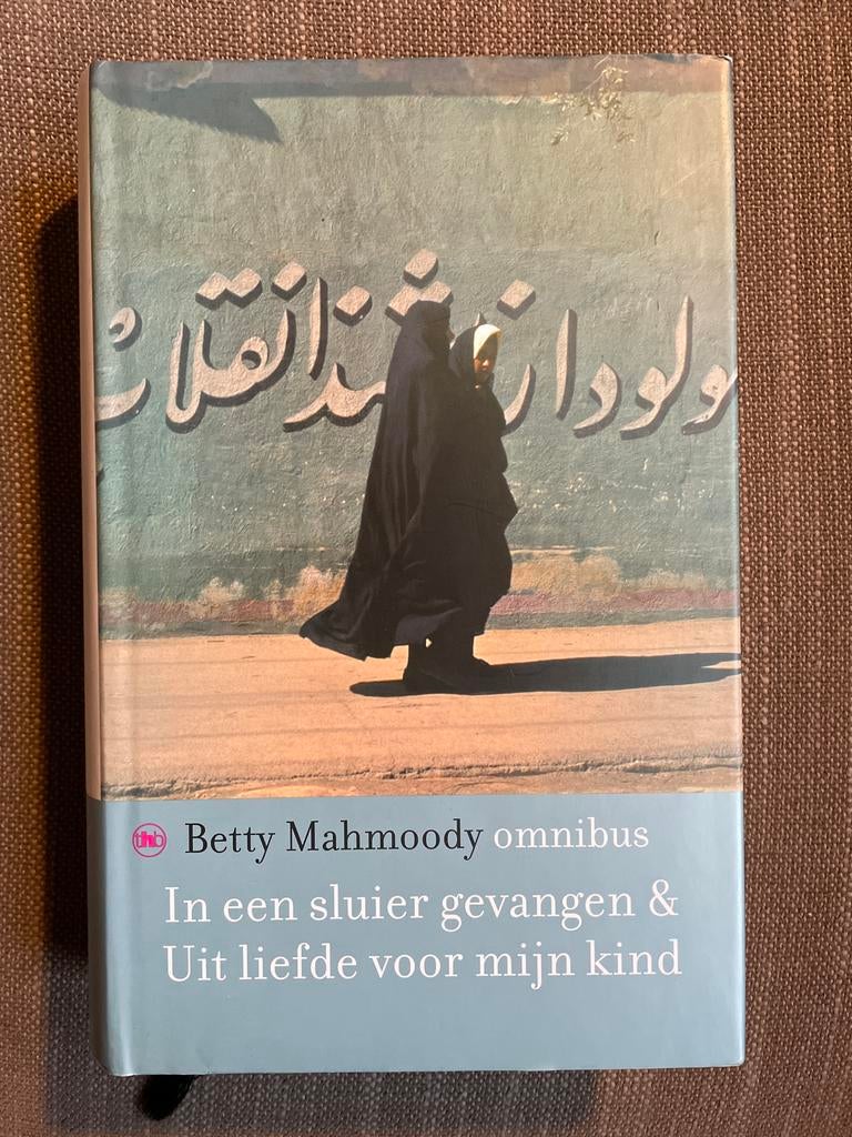 Betty Mahmoody omnibus: In een sluier gevangen & Uit liefde, Boeken, Ophalen of Verzenden, Zo goed als nieuw, Amerika