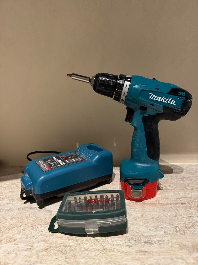 Makita 6271D Boor-/Schroefmachine met lader en bitset, Gebruikt, Variabele snelheid, Ophalen of Verzenden, Boor- en Schroefmachine