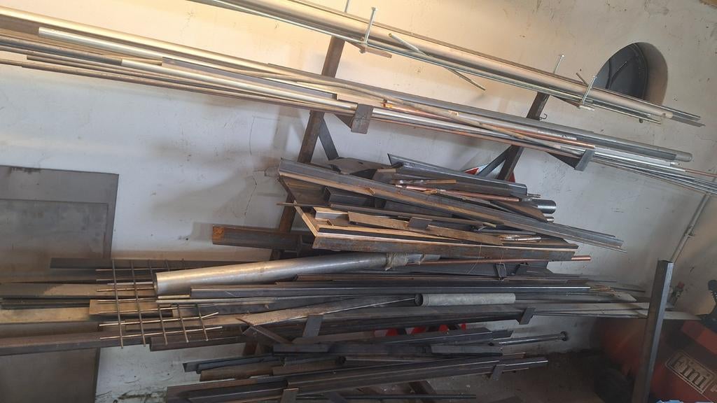 Ijzerstelling met partij metalen profielen en buizen, Ophalen, Nieuw, IJzer