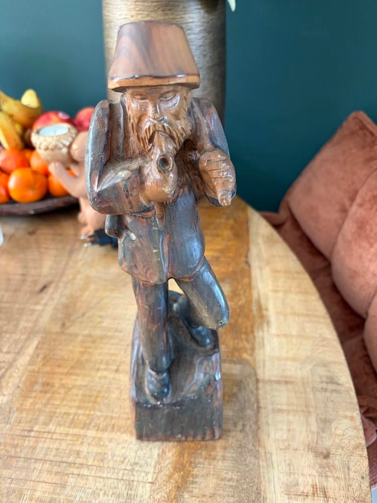 Handgemaakt houten beeld van man met pijp, Antiek en Kunst, Ophalen of Verzenden, Handgemaakt, 20 - 50 cm, Beeld