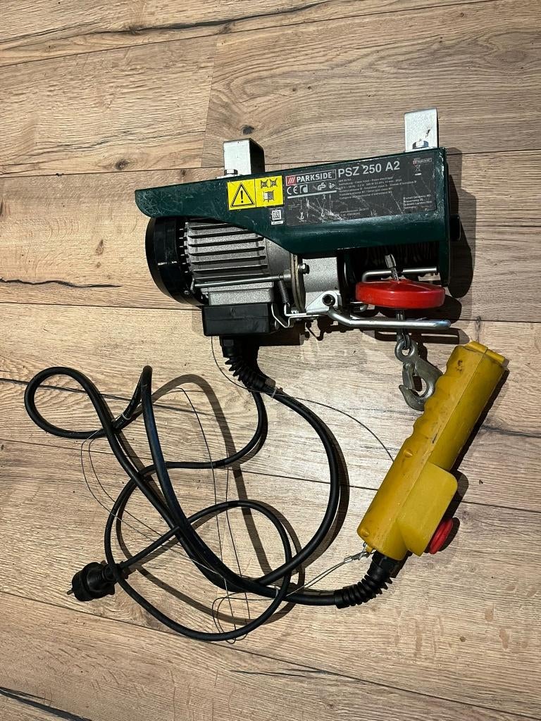 Takel / lier, Doe-het-zelf en Verbouw, Lieren en Takels, Ophalen, Gebruikt, Elektrisch