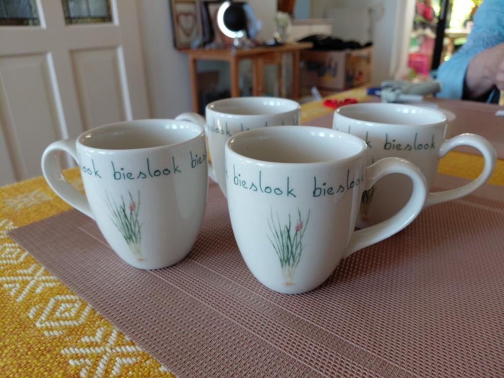 4 Fraaie kommen. Royal Orchid. Met opschrift: Bieslook, Huis en Inrichting, Ophalen of Verzenden, Porselein, Overige stijlen, Kom(men)