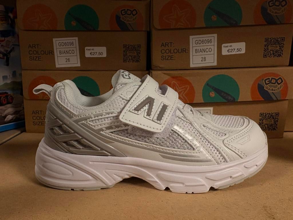 Kinder schoenen nieuw kleine maat, Kinderen en Baby's, Kinderkleding | Schoenen en Sokken, Ophalen of Verzenden, Zo goed als nieuw