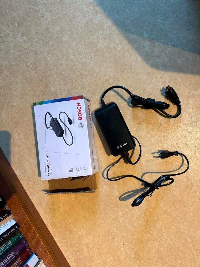Bosch ebike charger (compact/lichtgewicht), Fietsen en Brommers, Fietsaccessoires | Fietsaccu's, Ophalen, Zo goed als nieuw