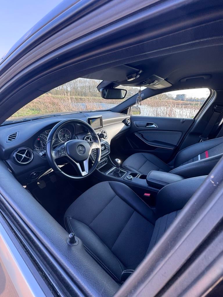 Mercedes-Benz A-Klasse A180 1.6 Blue Efficiency 2013 Grijs, Auto's, Mercedes-Benz, Voorwielaandrijving, Zwart, 4 cilinders, Leder en Stof