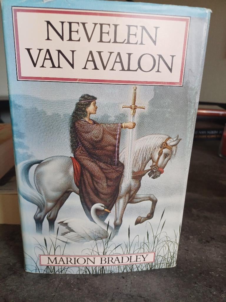 NEVELEN VAN AVALON, Ophalen of Verzenden, Zo goed als nieuw