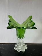 Aparte vaas van groen glas met een soort sommerso glas voet., Ophalen of Verzenden, Minder dan 50 cm, Groen, Glas