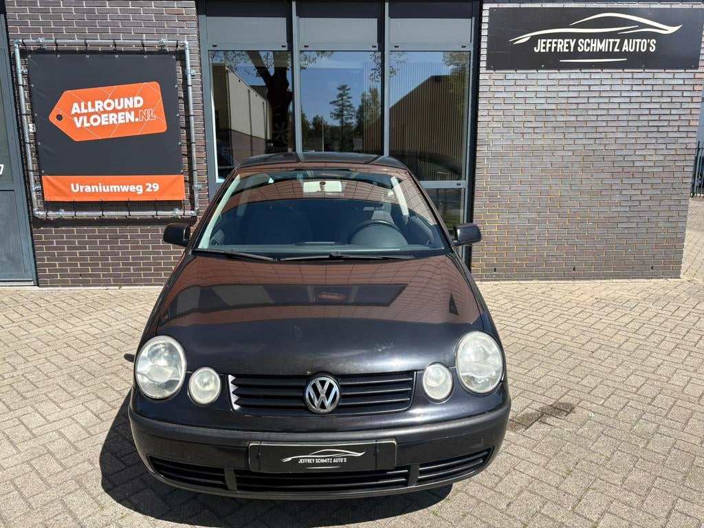 Volkswagen Polo 1.4 55KW 2003 Zwart Airco APK 09-04-2027, Voorwielaandrijving, Stof, 4 cilinders, Zwart
