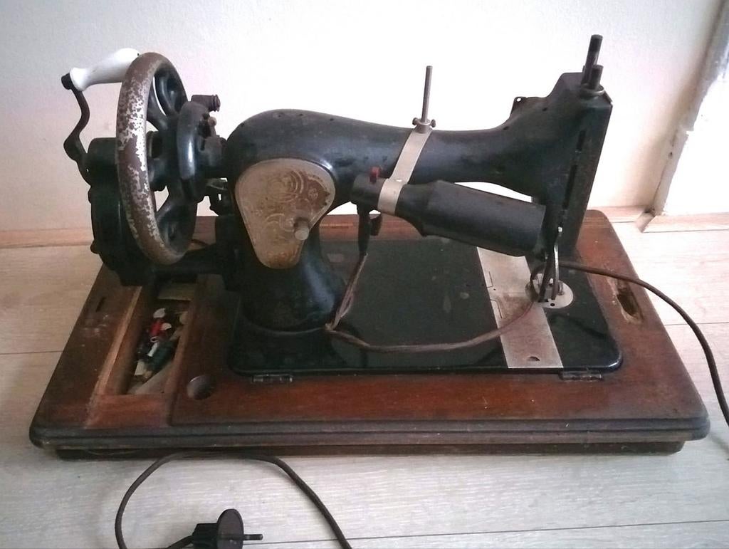 Vintage elektrische naaimachine, Ophalen