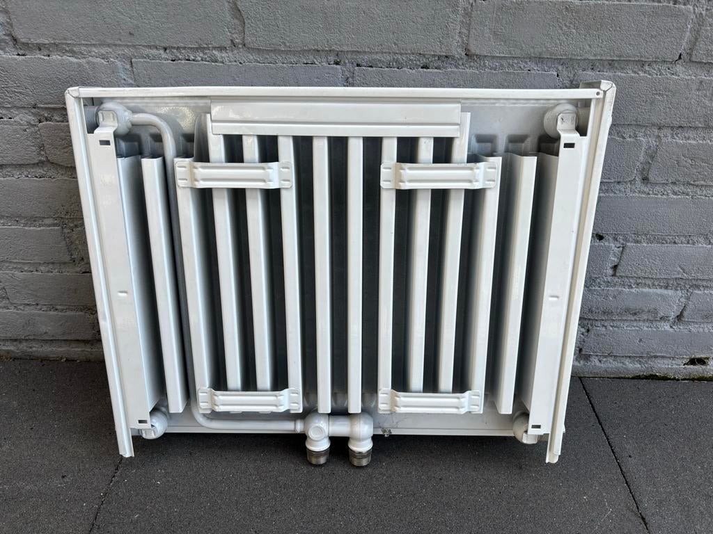 Nieuwe radiator, compact en efficiënt. Zie ook andere advert, Doe-het-zelf en Verbouw, Verwarming en Radiatoren, Ophalen, 30 tot 80 cm
