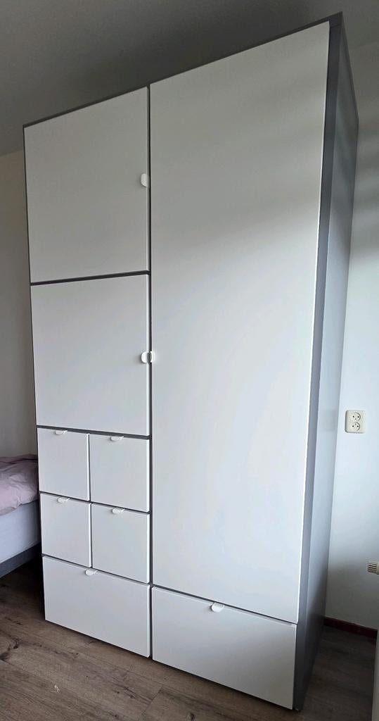 Moderne kledingkast (Ikea Visthus)  Wit/Grijs, Huis en Inrichting, Kasten | Kledingkasten, Ophalen, 100 tot 150 cm, 200 cm of meer