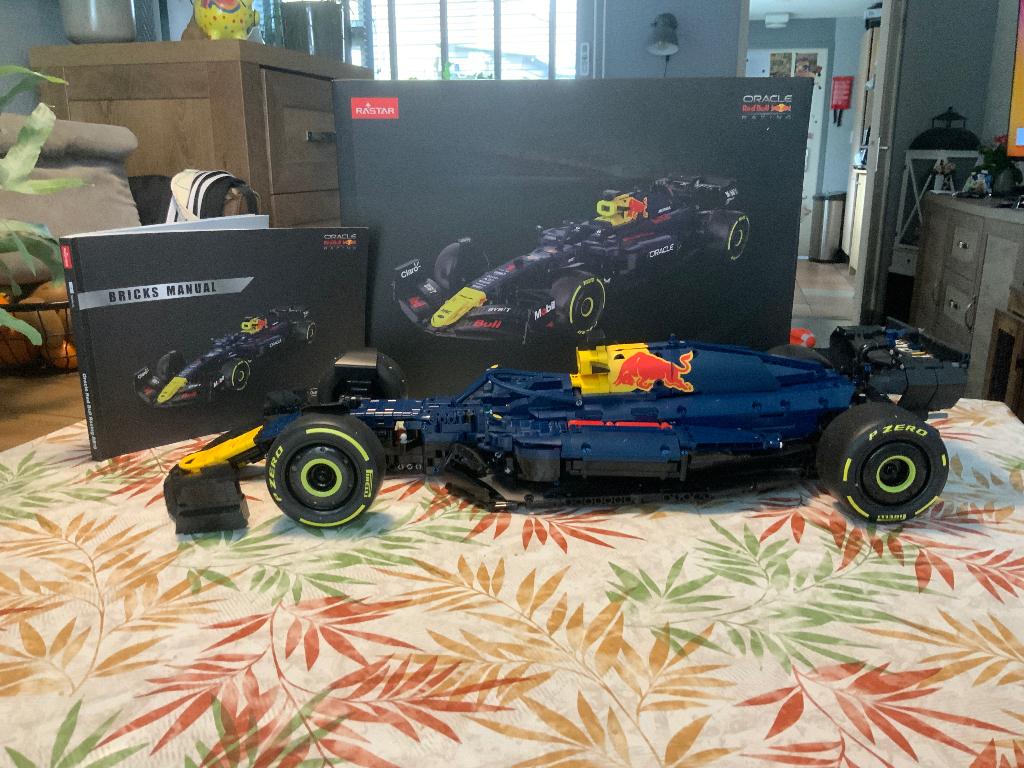 Te koop RED BULL RB 19 F1 1:8, Ophalen of Verzenden, Zo goed als nieuw, 1:5 t/m 1:8, Auto