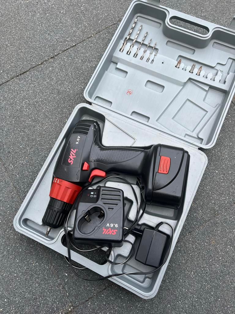 Skil 9.6V Boormachine met oplader en koffer, Boormachine, Gebruikt, Variabele snelheid, Ophalen of Verzenden