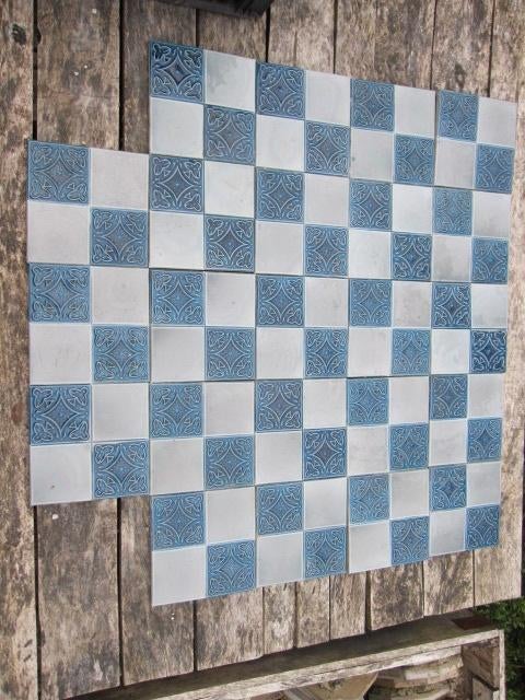 23 stuks Antieke wandtegels grijs met blauw relief 15x15cm, Antiek en Kunst, Antiek | Wandborden en Tegels, Ophalen