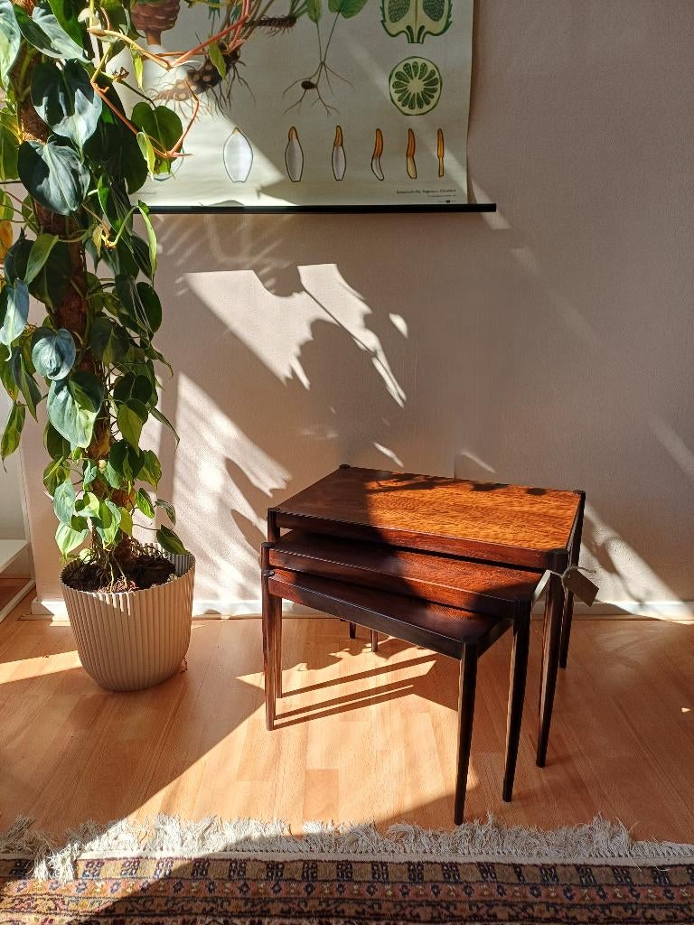 Vintage Nesting Tables | Rijk Geaderd Palissander, Huis en Inrichting, Tafels | Bijzettafels, Minder dan 45 cm, Minder dan 55 cm