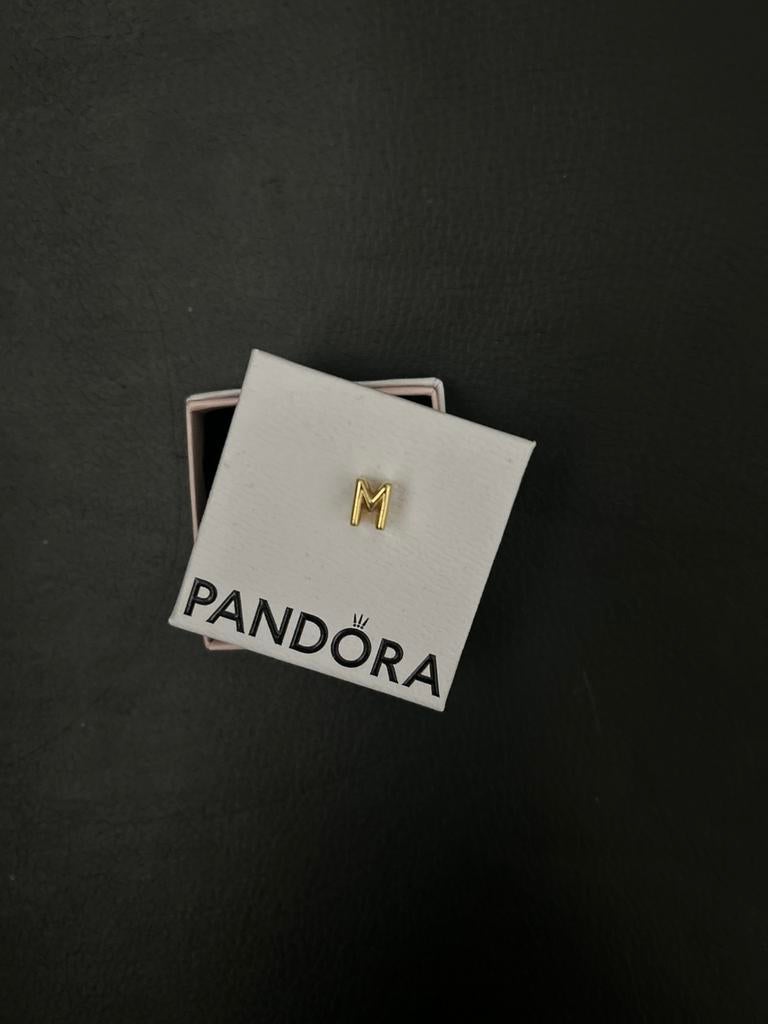 Pandora bedeltje letter M, Sieraden, Tassen en Uiterlijk, Bedels, Verzenden, Pandora, Zo goed als nieuw, 1 bedel
