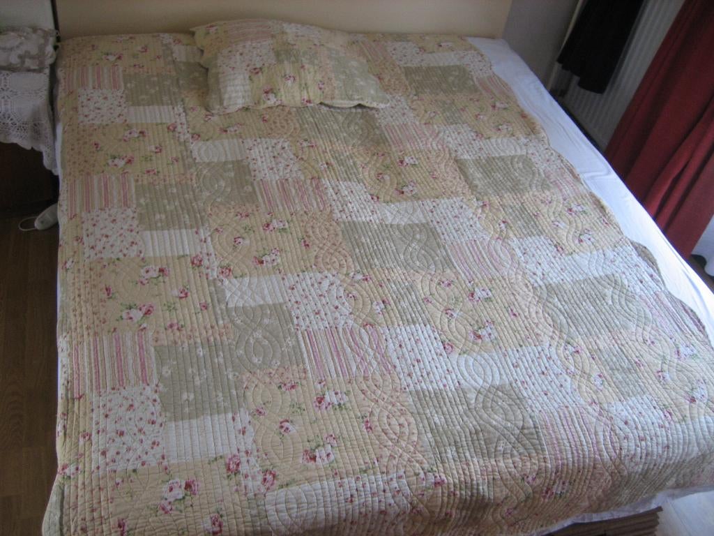 Nieuw, mooie quilt / sprei en een kussensloop., Huis en Inrichting, Wit, Dekbedovertrek, Ophalen of Verzenden, Nieuw