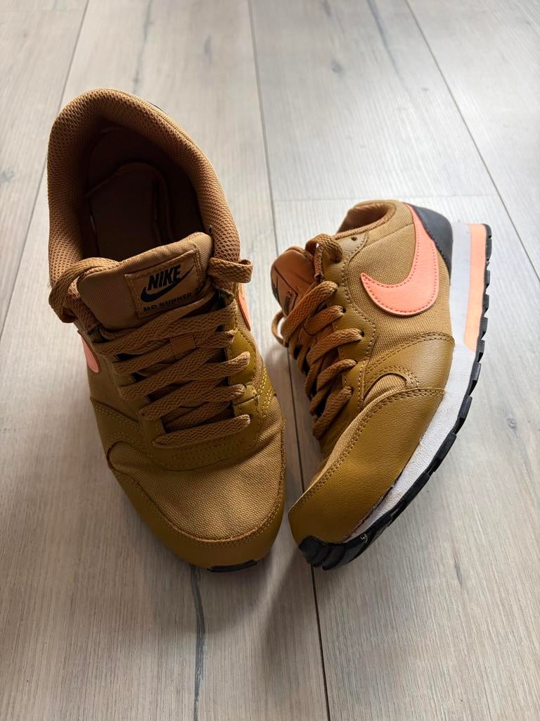 Nike MD Runner 2 maat 37.5, Kleding | Dames, Ophalen of Verzenden, Zo goed als nieuw, Bruin, Sneakers of Gympen