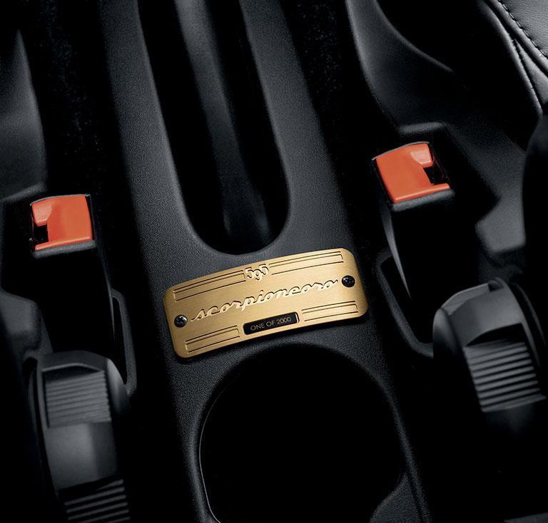 Abarth 595 C 1.4 Turbo Scorpioneoro *1/2000 Limited Edition*, Auto's, Abarth, Gebruikt, Zwart, Cabriolet, Leder en Stof