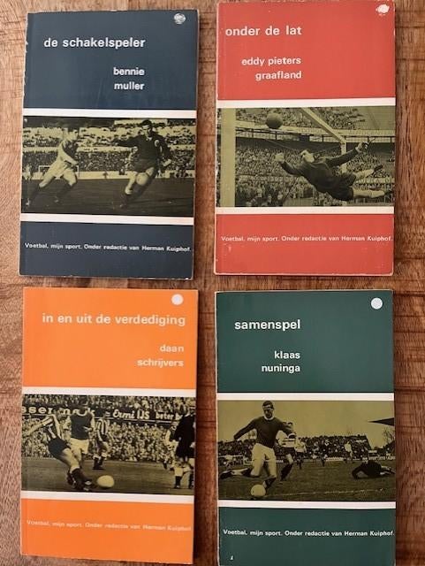 4 OUDE Voetbalboekjes voor slechts  € 10,00, Verzenden, Zo goed als nieuw, Balsport