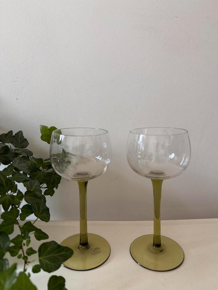 Set van 2 wijnglazen op groene voet jaren 70, Antiek en Kunst, Antiek | Glas en Kristal, Ophalen of Verzenden