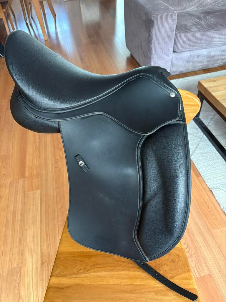 Wintec wide hart 500 dressuurzadel 17 inch, Dieren en Toebehoren, Paarden en Pony's | Zadels, Ophalen of Verzenden, Gebruikt, Dressuur