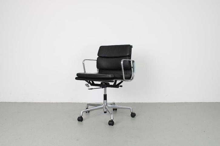 Vitra EA 217 Softpad bureaustoelen, zwart leer, Aluminium, Huis en Inrichting, Bureaustoelen, Gebruikt, Bureaustoel, Zwart, Ergonomisch