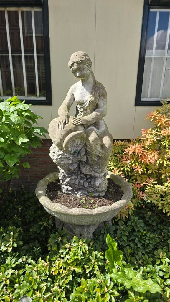 Klassiek stenen tuinbeeld met schaal / fontein, Tuin en Terras, Tuinbeelden, Gebruikt, Mensenbeeld, Steen, Ophalen