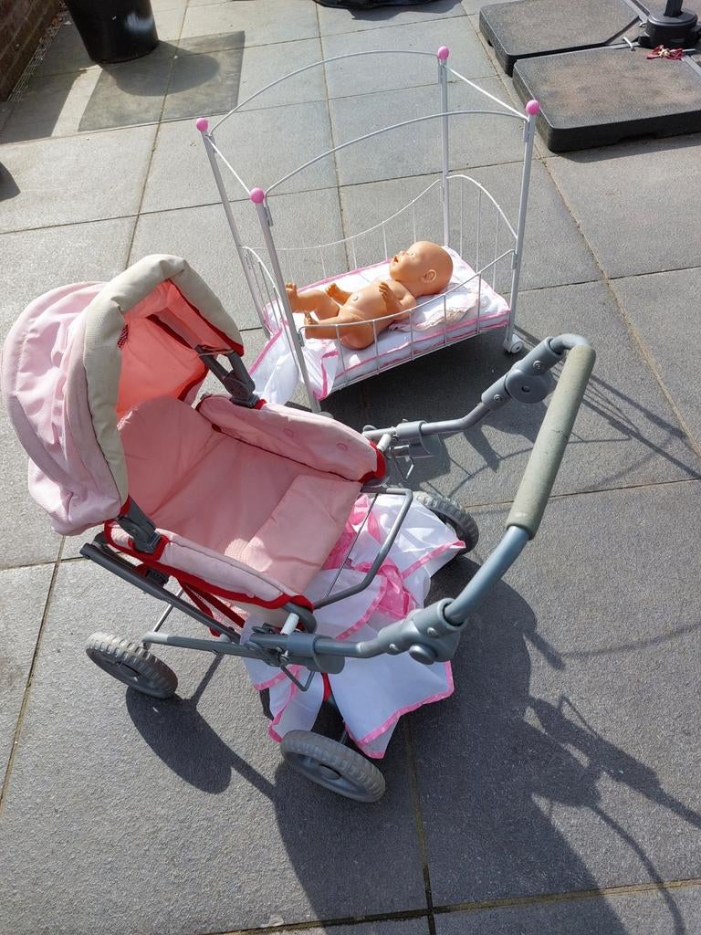 Roze poppenwagen en poppenbedje met pop, Ophalen of Verzenden, Babypop