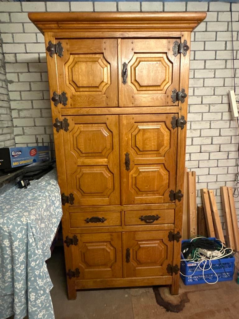 Massief eiken kast / landelijke kast - smeedijzer, Ophalen