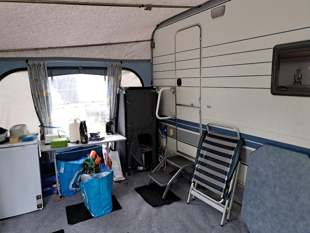 Hobby DeLuxe Caravan met mover, airco en complete inboedel, 2 aparte bedden, Hobby, Treinzit, Particulier