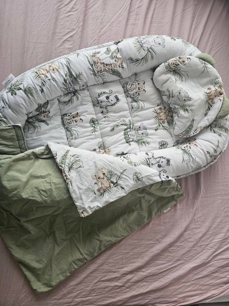 Babynestje met jungleprint en groen dekentje, Ophalen of Verzenden, Gebruikt, Overige typen