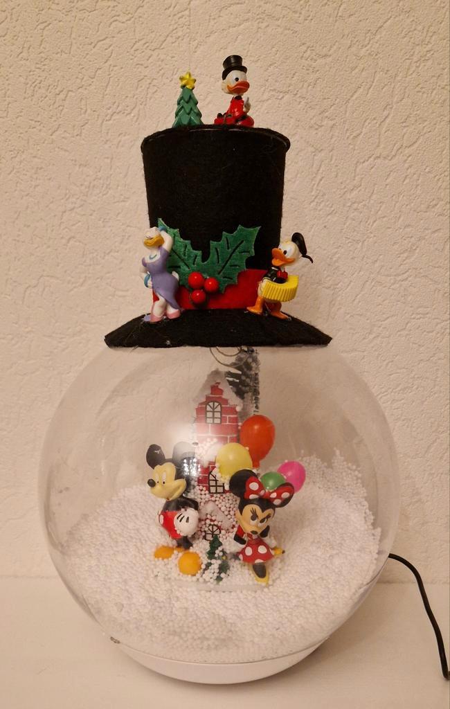 Prachtige globe met
Mickey.Mickey dagobert Katrien Donald, Verzamelen, Disney, Zo goed als nieuw, Beeldje of Figuurtje, Mickey Mouse