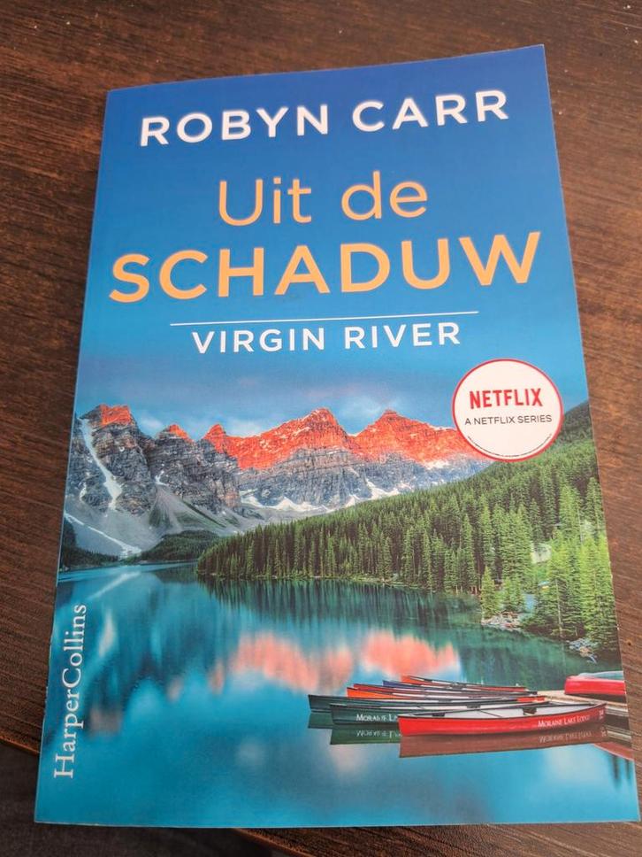Uit de Schaduw - Virgin River (Netflix Serie) - Robyn Carr, Boeken, Romans, Zo goed als nieuw, Nederland, Ophalen of Verzenden
