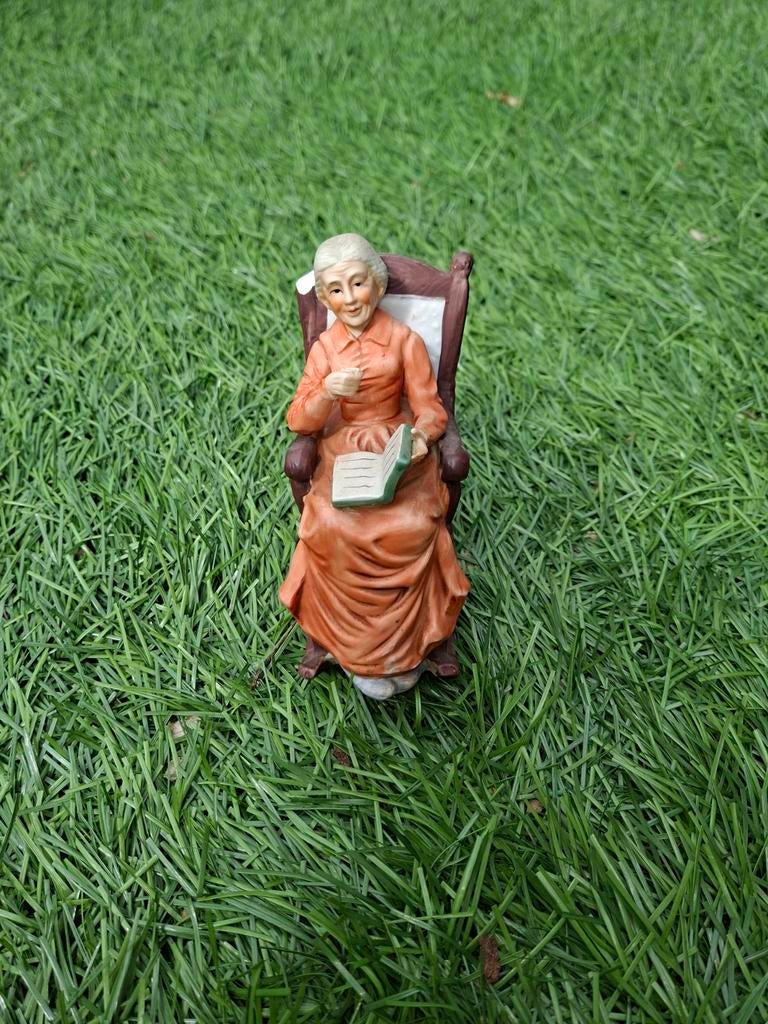 Beeldje Oude Vrouw Lezend in Schommelstoel, Ophalen of Verzenden