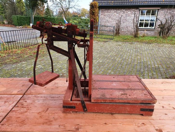 Antieke bascule weegschaal - Decoratief en functioneel, Doe-het-zelf en Verbouw, Weegschalen, Gebruikt, Vloerweegschaal, 50 tot 100 kg