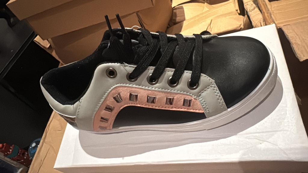 Partij van ongeveer 140 paar schoenen, Ophalen, Nieuw