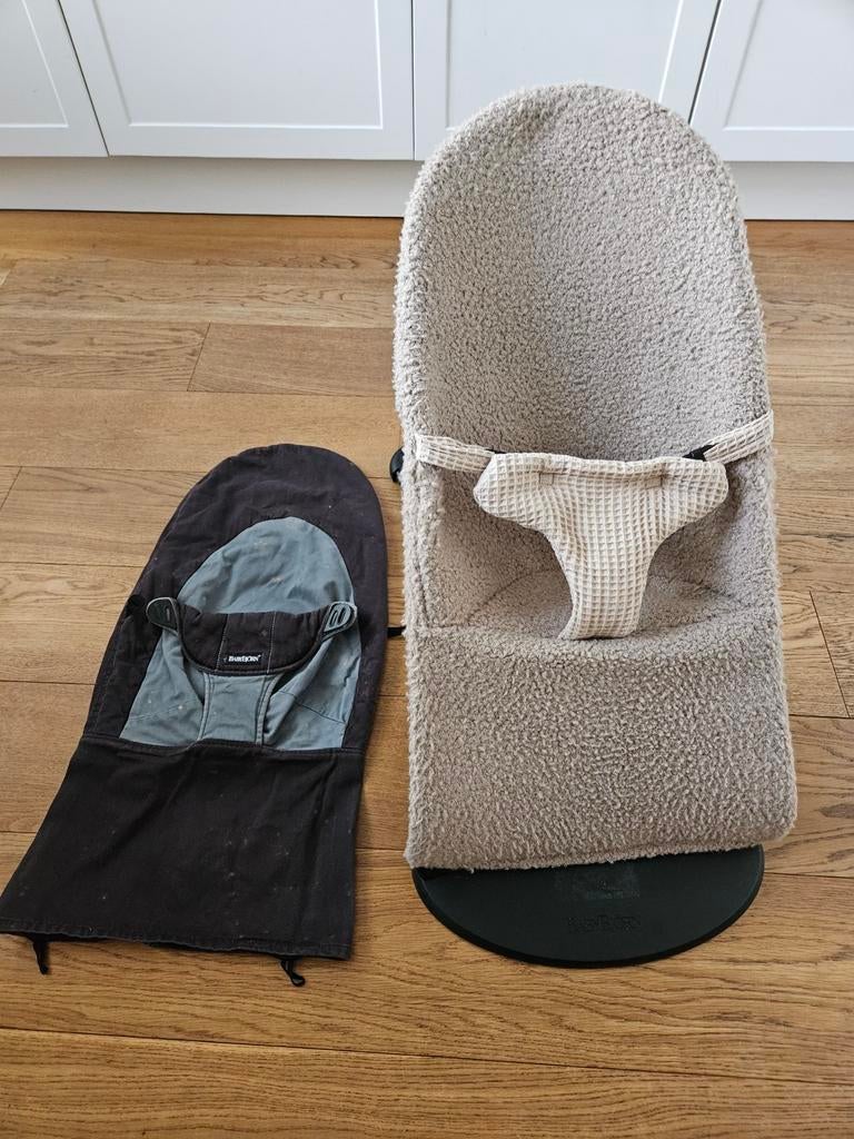 BabyBjörn wipstoel met 2 hoezen: grijs en lichtbruin teddy, Kinderen en Baby's, Kinderstoelen, Ophalen of Verzenden, Gebruikt