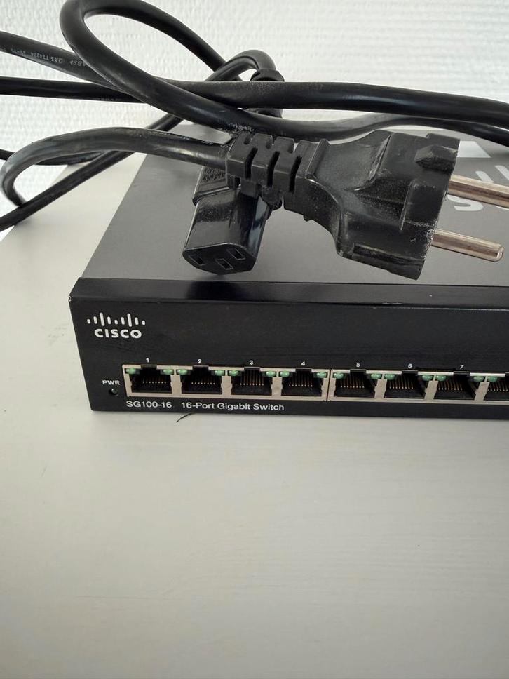 Cisco SG100-16 16-Poort Gigabit Switch, Computers en Software, Netwerk switches, Gebruikt, Ophalen of Verzenden
