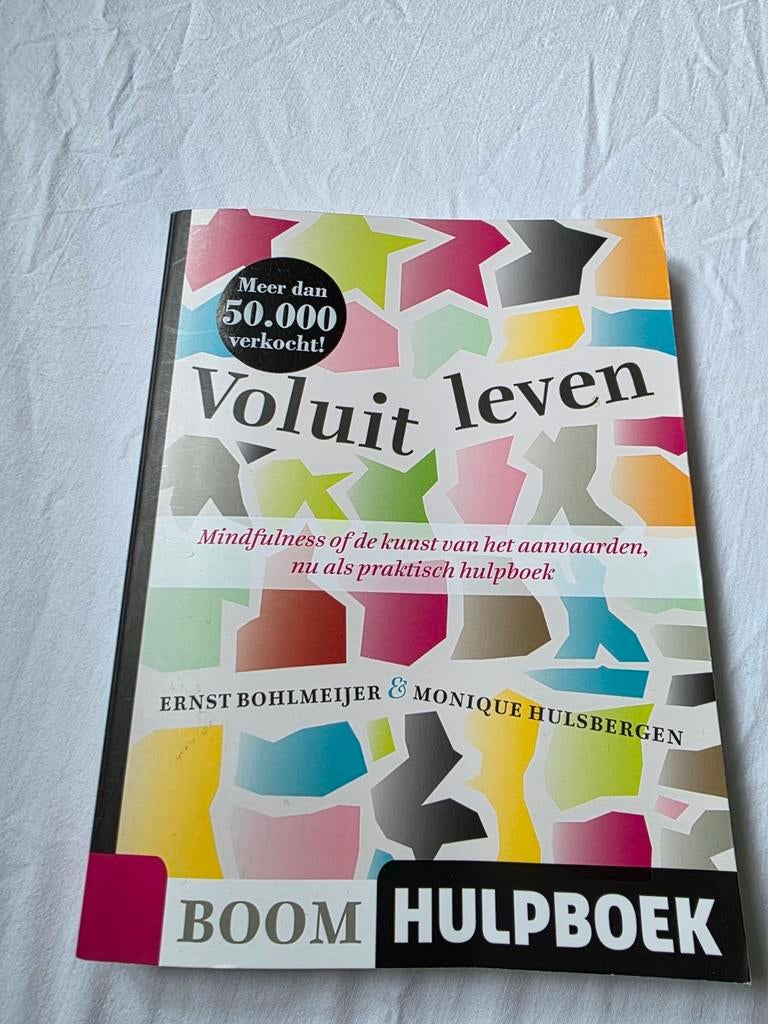 Voluit Leven: Mindfulness en acceptatie therapie hulpboek, Boeken, Ophalen of Verzenden, Gelezen, Ernst Bohlmeijer & Monique Hulsbergen