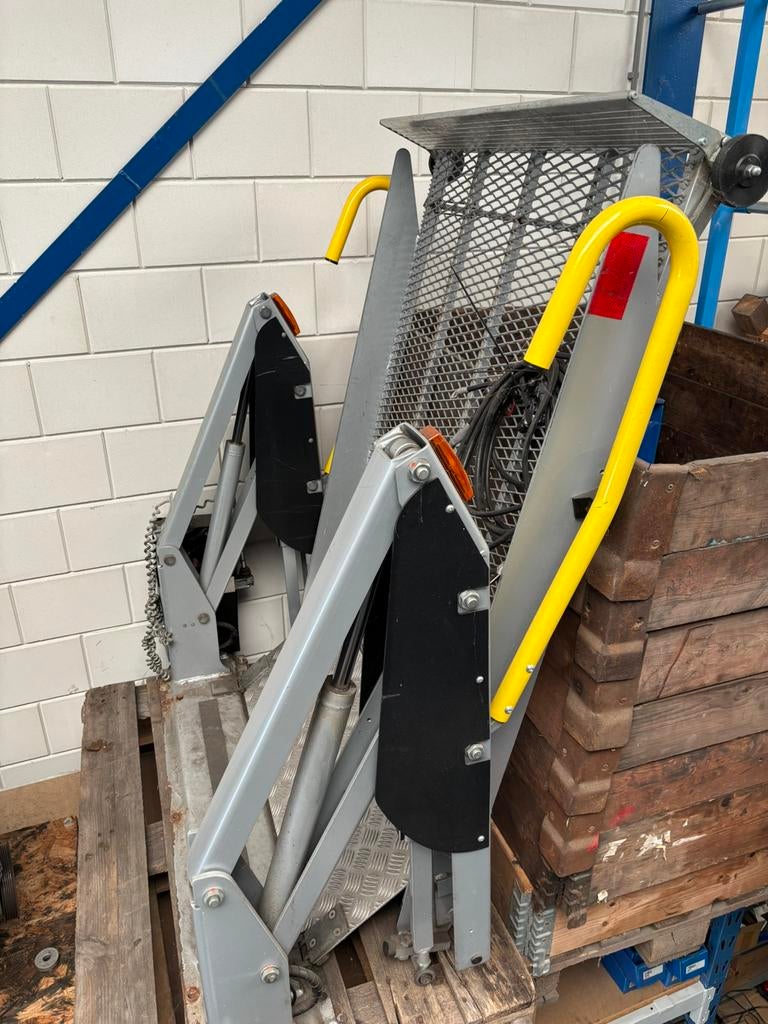 Rolstoellift Personenbus, Ophalen, Zo goed als nieuw