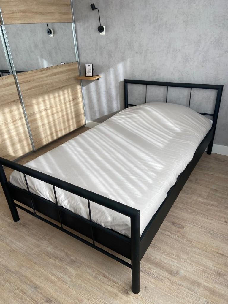 Zwart stalen bed 120 x200, Huis en Inrichting, Slaapkamer | Bedden, Ophalen, Zwart, Zo goed als nieuw, Twijfelaar