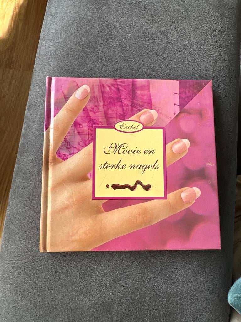 Mooie en sterke nagels boek, Ophalen of Verzenden, Zo goed als nieuw, Overige onderwerpen