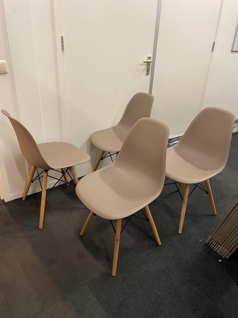 Leuke stoelen 4 stuks, Huis en Inrichting, Stoelen, Ophalen, Kunststof, Overige kleuren, Nieuw